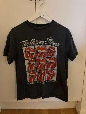Rolling Stones svart t-shirt - Cool svart t-shirt med Rolling Stones-tryck