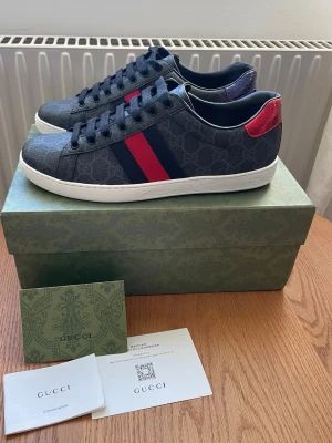 Gucci Ace Skor - Stilrena Gucci Ace | Storlek 43 | Så gott som nya | Box, kort medföljer ✅ |  Skriv vid intresse 🙌