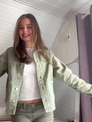 Grön/khaki jeansjacka ZARA - Så snygg och trendig grön/khaki jeansjacka från Zara i storlek xs! Passar s också 🌼 Säljs då den inte används längre. Är i väldigt fint skick! Eftertraktad och perfekt nu till våren !