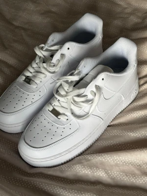 Nike Air Force 1 vita sneakers - Oanvända, storleken var för liten
