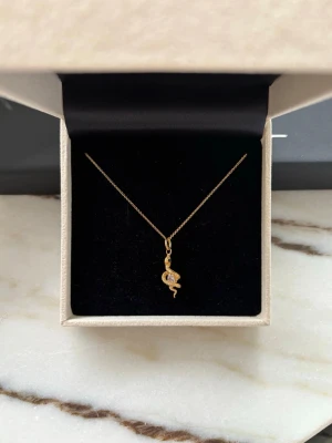 Thomas Sabo guld halsband  - Thomas Sabo Tempting Romace halsband i äkta 925 silver med 18k guldpätering och vit Kubisk Zirkonia sten. Helt nytt och aldrig använt. Kommer med orginalkartongen. Nypris 2079kr. Justerbar längd på 40-42,5-45. Pris är inte disskuterbart på denna vara💞 