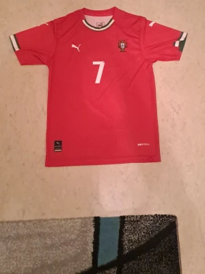 Portugal tröja - ⚽️ Missa inte chansen! ⚽️  Säljer en helt ny Ronaldo Portugal-tröja i storlek M. Perfekt för dig som vill visa ditt stöd under VM 2026 eller bara vill ha en klassisk fotbollströja. Röd, ikonisk och redo att användas!  💰 Pris: 449 KR ⚡️ Snabb affär önskas! 🚚 Snabb leverans!   Skicka DM för mer info och bilder! Först till kvarn! 🔥