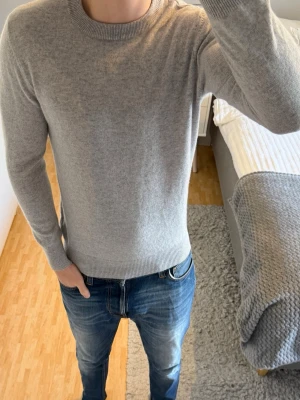 A Day’s March 100% Kashmirtröja  - A Day’s March 100% Kashmirtröja | Storlek: S, passar dig mellan 180-190 cm | Skick: 9/10, använd fåtal gånger | Bara att skriva vid funderingar✍️