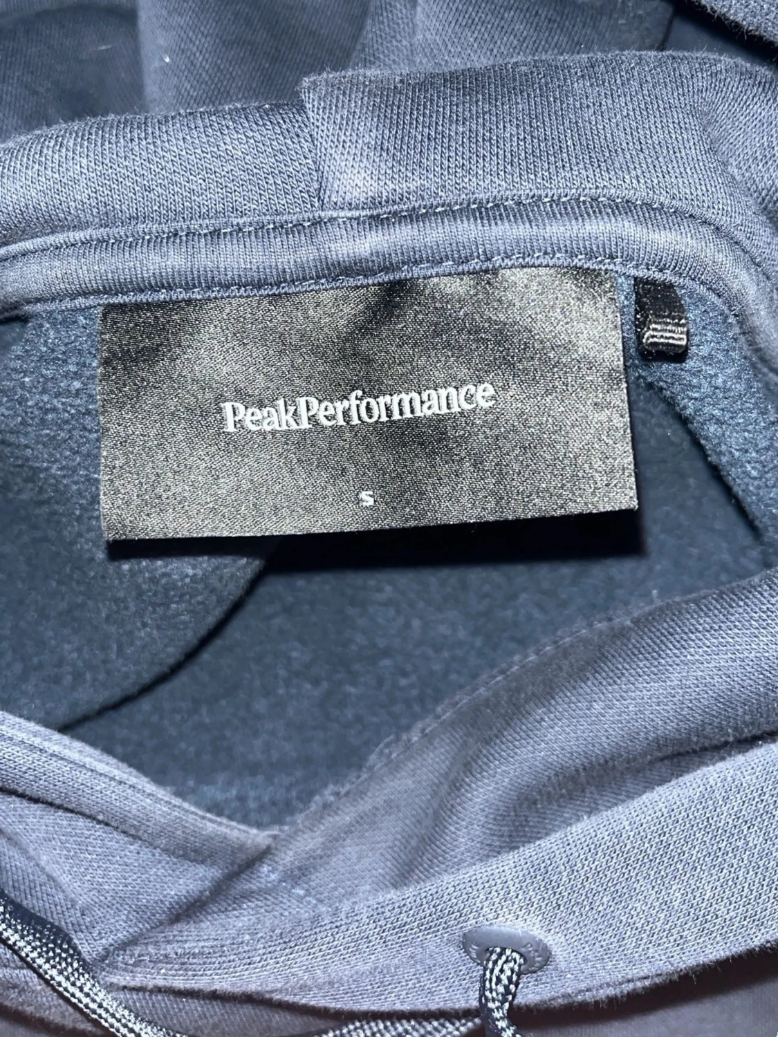 Mörkblå hoodie från Peak Performance - 2