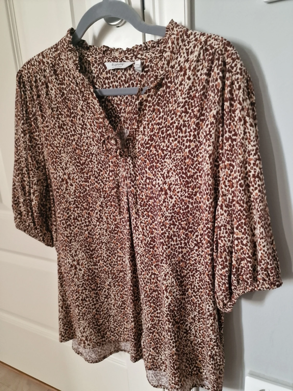 Brunmönstrad blus med v-ringning - 4