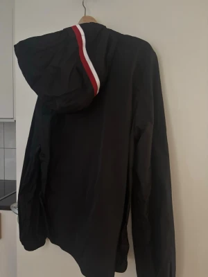 Svart Moncler vindjacka med huva - Tja, säljer nu min Moncler windbreaker, Den är i riktigt bra skick då den bara har blivit testad eftersom jag köpte i fel storlek. Bara att höra av sig för fler bilder, Ja den går att scanna.