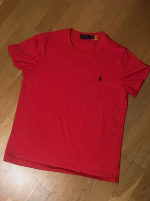 T-shirt från Polo Ralph Lauren - Använd väldigt fåtal gånger. T-shirten är som ny skick. Storlek S. Skriv gärna vid funderingar!🙌