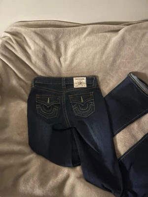 True Religion bootcut jeans mörkblå - Säljer dessa true religion jeansen i Becca w25 då de är för stora, använda ca 2 ggr pris kan diskuteras    Hör av innan köp💕
