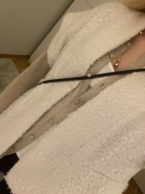 kofta  - Stilren guldig kofta med tyg knappar och rund hals. Koftan har en mjuk, tunn stickning och långa ärmar. Perfekt att slänga över en topp för en enkel men snygg look💗OBS pris går att diskutera