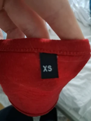 Röd croppad topp offshoulder - Trendig röd croppad topp med offshoulder-design. Tunn och mjuk, perfekt för dig som vill ha en enkel men snygg topp till jeans eller kjol. Kort ärm och figurnära passform som framhäver axlarna.