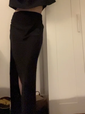 Svart långkjol  - Snygg svart lång kjol med hög slits🖤Väldigt mjuk och bekväm. Köpt secondhand men aldrig använt🖤