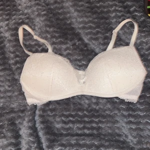 Push up BH från HM - En push up BH från HM i 70B. Jag köpte den från vinted och har endast provat hemma en gång, men den passade inte. Priset kan diskuteras 🥰 