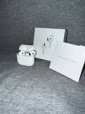 Apple AirPods Pro 3 ANC - Perfekta för träning och samtal. Stark ANC stänger ute oväsen, sitter stabilt även när du springer. Svettbeständiga, kristallklart ljud, bra batteritid och alla Apple-funktioner. Snabb leverans. Frågor? Skriv!