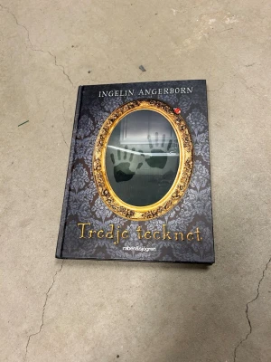 Tredje tecknet av Ingelin Angerborn - En spännande ungdomsbok av Ingelin Angerborn, perfekt för dig som gillar mysterier och övernaturliga berättelser. 