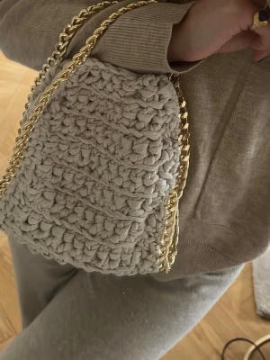 Virkad väska - Sjukt snygg virkad väska köpt av Stazzi Remake. Längre kedja tillkommer
