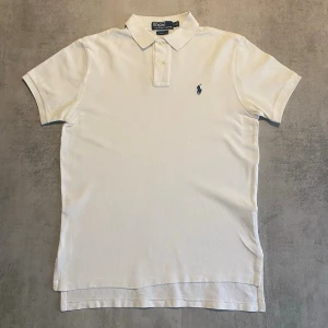 Vit Polo Ralph Lauren pike  - Jag Säljer en fet pike från Polo Ralph Lauren| skicket på tröjan är bra 8/10 | storlek s | ny pris 2000: mitt pris är 349 | skriv vid frågor och funderingar       