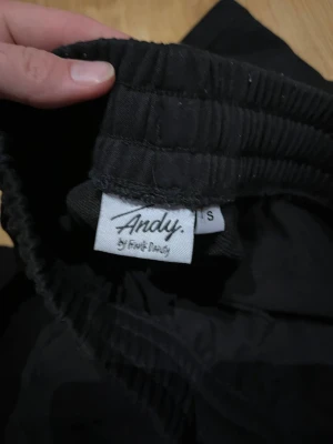 Svarta shorts från Frank Andy - Svarta shorts från Frank Andy med elastisk midja för skön passform. Klassisk modell utan synliga detaljer eller mönster, perfekta för en avslappnad stil. Tillverkade i mjukt material som känns bekvämt hela dagen.