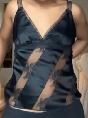 Svart topp - Svart topp från nakd. 