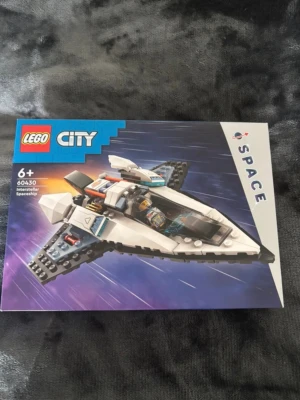 Lego  - Helt nytt LEGO City rymdskepp (60430) – perfekt för alla som gillar space & LEGO 🚀✨  💥 Varför denna säljer snabbt: • Populärt set (space-theme = trendigt just nu) • Perfekt present 🎁 • Kul bygg + lek efteråt • Passar både barn & samlare  📦 Skick: Oanvänd / komplett i box 📸 Se bilder  #lego #legocity #space #rymd #presenttips #lego60430 #toy #bygg #barnleksak #legoaddict