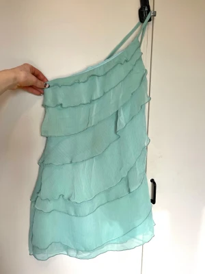 Volang klänning  - Använd endast en gång 