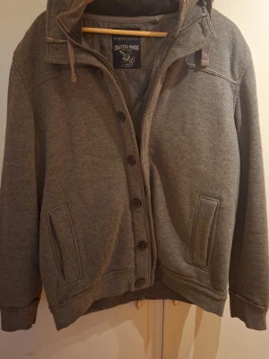 Cardigan/vårjacka - Jätte skön vårjacka från angelo litricio! Inga speciella skavanker. Pris kan diskuteras vid snabb affär. Passar M eller liten L, se bilder (187, ca 80 kg)
