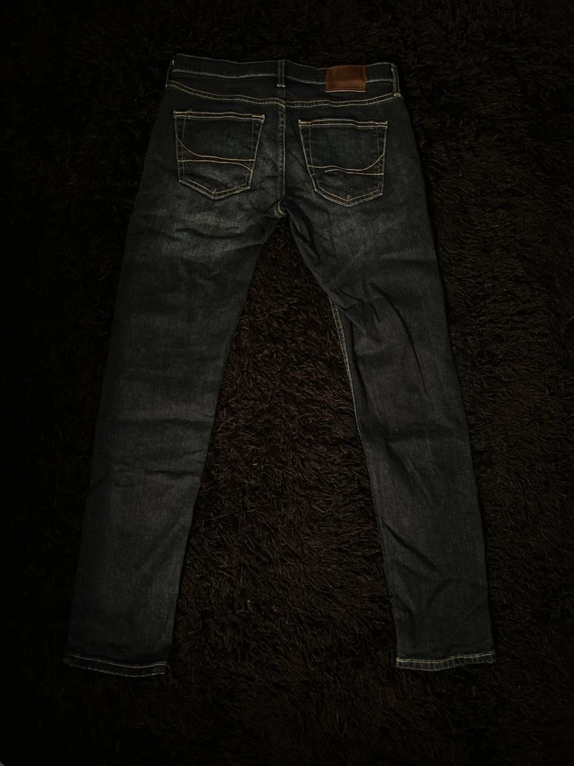 Mörkblå slim fit jeans från Hollister  - 2