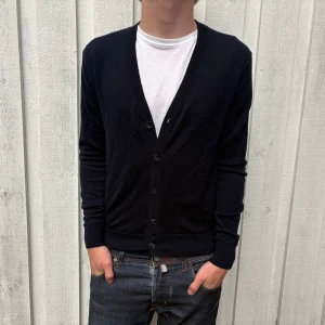 Clean Uniqlo Cardigan - Säljer nu denna stilrena koftan!🌤️🍁| Passar över en tisha eller en hoodie!🙌🏻| Hör gärna av dig!✌🏻👑