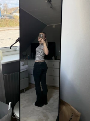 Joey Low Rise Flare Jeans, True religion - Säljer de trendiga true religions jeansen i svart då de tyvärr inte kommer till användning längre. Använda ett fåtal gånger och är i superbra skick. I storlek w23 som passar XXS/XS🫶 Nypris 1300kr Skriv om ni undrar något och priset kan diskuteras!!