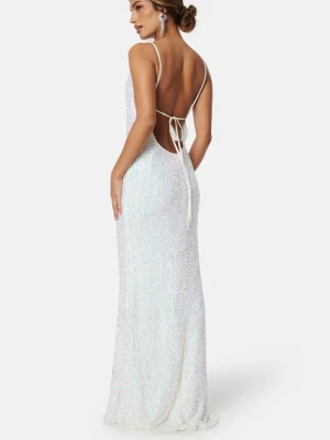 Glittrig vit balklänning  - Supersnygg vit långklänning i storlek S med tunna axelband och öppen rygg med snörning. Klänningen är täckt av glittriga paljetter som ger ett magiskt skimmer. Nypris 1599. Använd en gång, ser ut som ny fortfarande! Säljer för 799. Är 165 med klack på bilden!