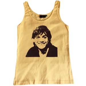 Iggy pop band tröja/ graphic topp/ linne med tryck, rock/ 60tal/ 70tal/ 60s/ 70s - Unikt gult linne med brunt handtryckt Iggy Pop tryck på! 100% bomull 