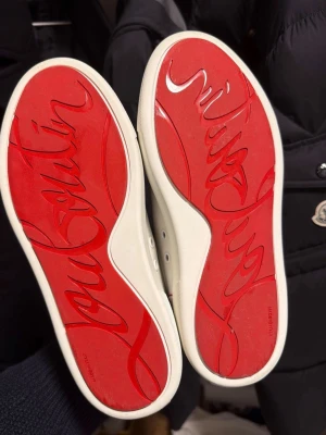 ♦️Christian Louboutin Vieirissima Flat (Womens) - Autentiska. Helt nya, använd endast en gång. Kommer med box, dustbags, extra snörren, digital kvittering från Net-A-Porter, storlek 36,5. Nypris 7800kr+tullavgift på cirka 2000kr=9800kr totalt.