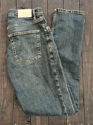 Blå grå Jeans från Zara - Säljer ett par klassiska blå jeans med rak passform och snygg vintage tvätt. Skriv vid frågor!😁