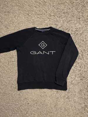 Gant tröja  - Säljer en riktigt stilren sweatshirt från Gant. Den har inte några defekter, men är använd. Därav riktigt billigt pris. Eftertraktad färg! 