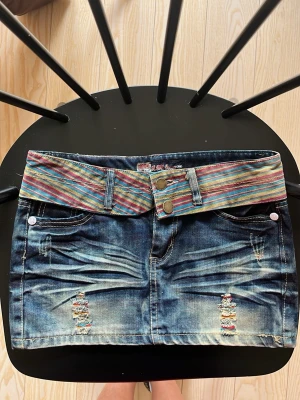 Cool jeanskjol - Skitsnygg vintage jeanskjol från Japan (köpt second hand) med färglagd bälte och små detaljer. Står storlek M på etiketten men skulle mer säga att den passar s/xs. Har dragkedja och knappar med inga synbara defekter 💗