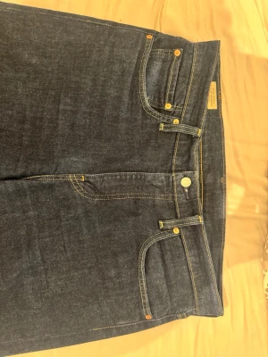 Levi's Premium mörkblå jeans - Snygga mörkblå jeans från Levi's Premium med klassisk femficksmodell och kontrastsömmar. Jeansen har raka ben och är tillverkade i slitstark denim. Perfekta för dig som gillar tidlös och clean stil. Pris går att diskutera! W33 L34