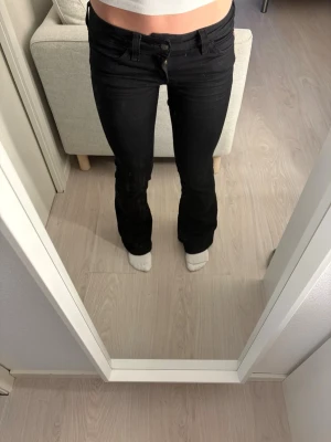 Svarta low waist Weekday jeans - I storlek 27/30 , den rosa lappen bak är borttagen men aldrig kommit till användning då dem är lite stora för mig. Cheap monday jeans