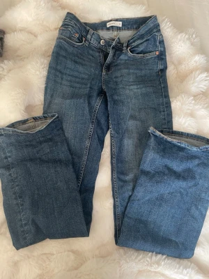 Jeans från gina tricot - Perfect jeans från gina tricot storlek 32. De är felsydda av gina som syns på bild nr 3. Aldrig använda🩷