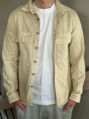 Zara jeansjacka/overshirt - Zara jeans jacka/overshirt beige relaxed fit Strl S  Utmärkt skick (använd ca 5 ggr)