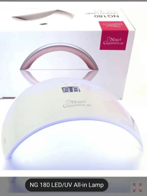 Nagelgiganten LED/UV lampa NG180 - LED/UV lampa för naglar från Nagelgiganten.se, modell NG180. Vit, bågformad design med digital display. Perfekt för att härda gel och UV-lack. Kostar 500 på hemsidan säljer för 190kr