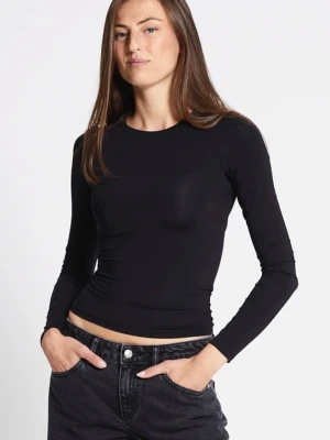 Svart långärmad tröja - Säljer en svart långärmad topp från lager 157 med tight passform och rund halsringning. Toppen är enkel och stilren, perfekt att matcha med jeans eller kjol. Helt ny!!