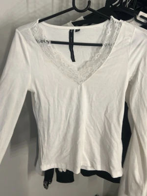 Vit långärmad topp med spets - Nytt skick 