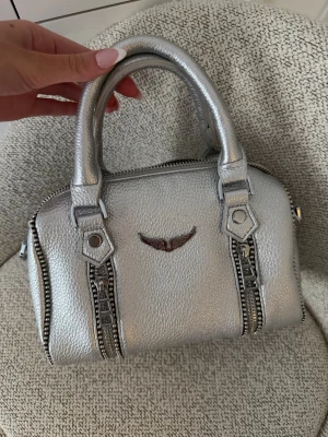 Väska Zadig & Voltaire - Silvrig Zadig & Voltaire väska, perfekt till i sommar! Den är helt ny och aldrig använd. Ej äkta. Har en annan i mitt flöde också!