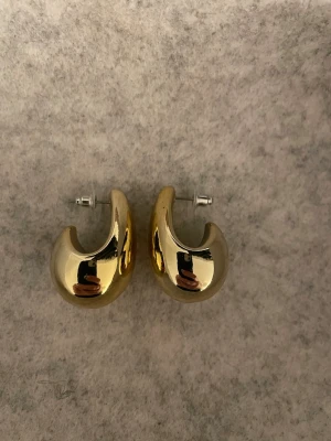 Örhängen  - Ett par superfina örhängen i guld som jag köpt här 