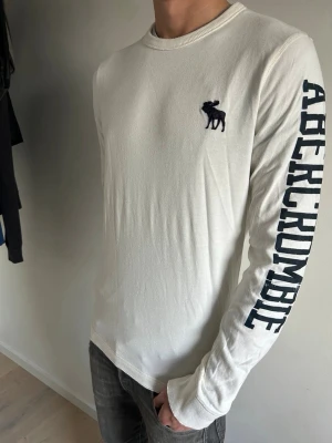 Abercrombie and fitch - Nu säljs denhär feta långärmade abercrombie and fitch tröjan! Sitter otroligt bra och är schysst nu när de börjar bli varmt. Vid frågor eller prisförslag hör av er!
