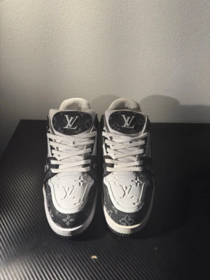 Louis Vuitton vita och svarta sneakers - Säljer mina sneakers i mycket fint skick. Aldrig använda då de tyvärr var för små för mig. Originalbox saknas.  Skorna är i nyskick och ett bra tillfälle att få ett par kvalitets sneakers till ett sjukt bra pris.  Storlek:43 Pris:1700kr