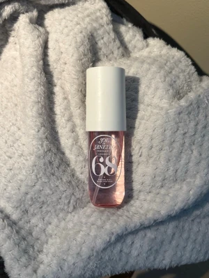 Sol De Janeiro 68 - Kjøpt som gave for 299kr. Brukt 1 gang. Full mist! Duft  av brasiliansk Jasmin, rosa dragefrukt, hibiskus, vanilje og musk. Kan hentes i Frogner eller sendes!