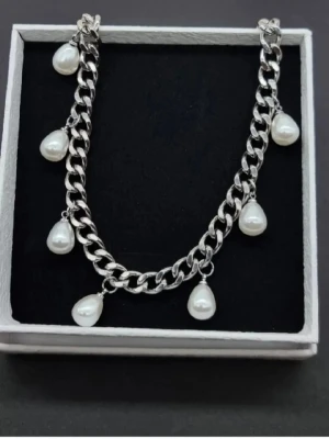 Handgjort halsband med pärlor  - Utan smyckesask-230kr .Material-rostfritt stål.  Längd-40cm,  kedjetjocklek-6,5cm #54