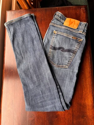 Blå jeans från Nudie Jeans - Säljer ett par nudie high Kai jeans i storlek W32 L44