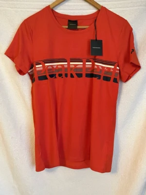 T-shirt - Helt ny ljusröd t-shirt från peak performance i storlek M.