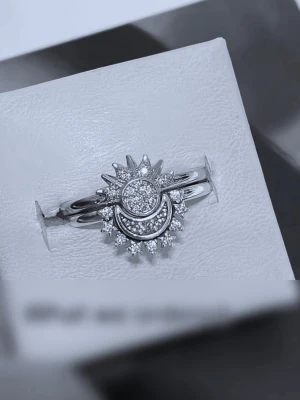 Silverring med sol- och måndesign - Unik silverfärgad ring med gnistrande stenar i form av en sol och en måne. Ringarna har en modern och trendig look med detaljerade inslag av små klara stenar som ger extra bling. Perfekt för dig som vill dela med en fin vän